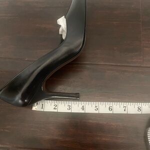 Stuart Weitzman brand new leather pointed toe pump. Size 6.